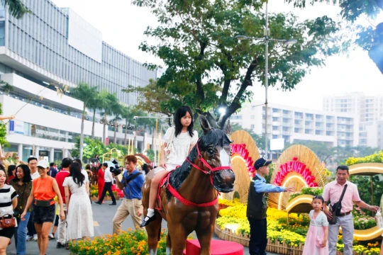 Khám phá đường hoa 'khu nhà giàu' ở TPHCM