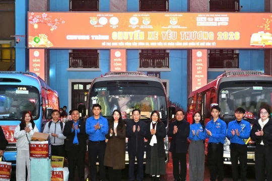 'Chuyến xe yêu thương 2026' hỗ trợ sinh viên về quê ăn Tết