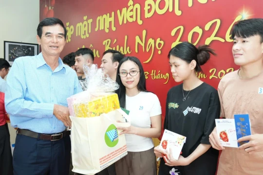 Giảng đường ấm áp mùa Xuân, vơi nỗi nhớ xa nhà