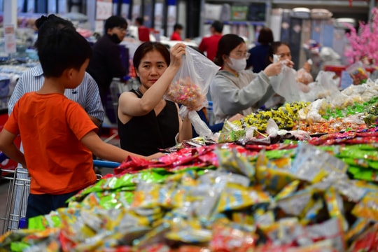 Người tiêu dùng cân nhắc từng đồng sắm Tết