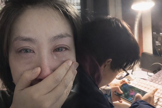 Nửa đêm, phụ huynh lén chụp hình con trai năm nhất đại học: "Hoàn toàn thất vọng!"