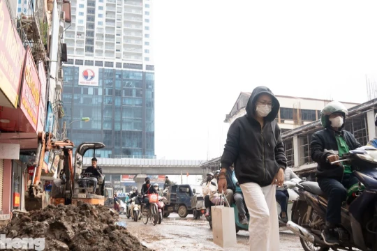 Hà Nội: Cận cảnh đường Nguyễn Tuân lầy lội như ruộng cày trước Tết Bính Ngọ