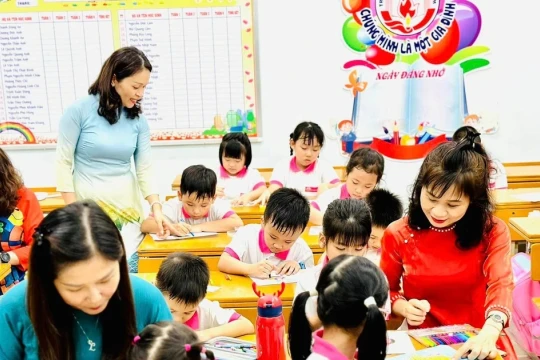 Có bằng đại học ngành Giáo dục Tiểu học muốn chuyển sang ngạch giáo viên được không?