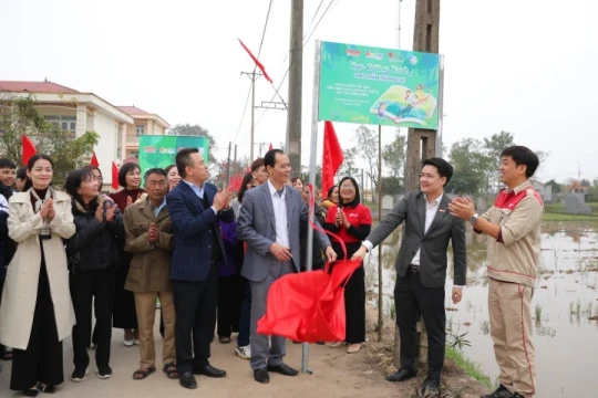 Bàn giao hai tuyến đường xanh vui bước em đến trường tại xã Bình Mỹ