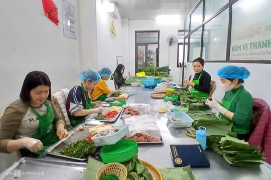 Gói nem thuê thu tiền triệu mỗi ngày cận Tết