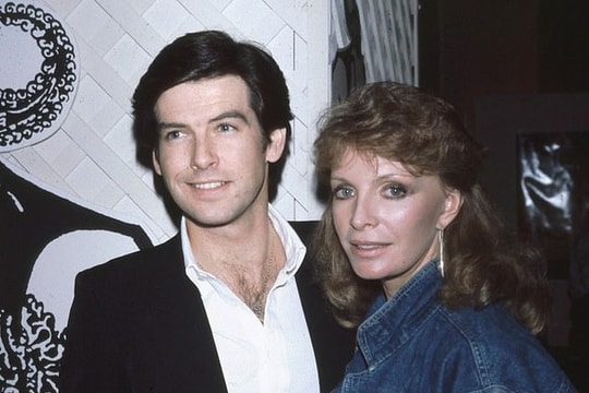 Tình yêu 30 năm hiếm có tại Hollywood của “Điệp viên 007 quyến rũ nhất”