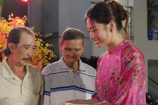 Dàn Hoa hậu, Á hậu gói bánh chưng, trao hơn 1,3 tỷ đồng tặng người nghèo