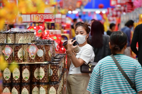 Vì sao cần đọc nhãn thực phẩm khi mua sắm Tết?