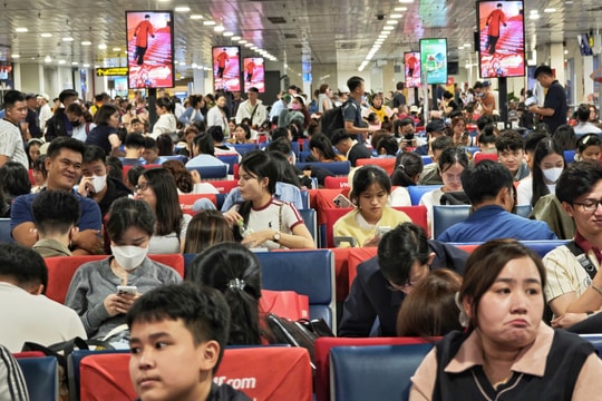 Tân Sơn Nhất 'nóng hầm hập', các hãng khuyến cáo người dân đến sân bay sớm 3 tiếng