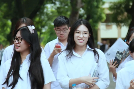 Thi tốt nghiệp THPT trên máy tính: Lợi ích, thách thức và giải pháp