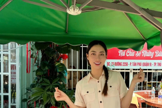 Hoa hậu Lương Thùy Linh nấu cơm tặng bệnh nhi ung bướu