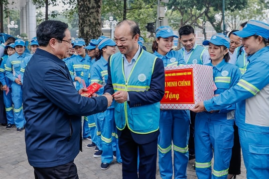 Thủ tướng lì xì, chụp ảnh cùng công nhân vệ sinh môi trường trên phố