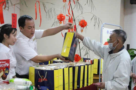 Phiên chợ 0 đồng: Xuân ấm giữa 'nhịp thở' bệnh viện