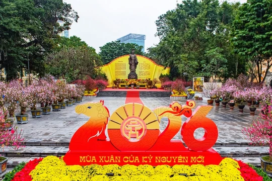 Công viên Hà Nội 'thay da đổi thịt', trang trí rực rỡ đón Xuân