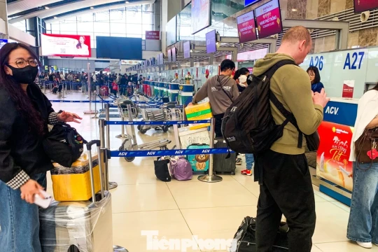 Lạ thường sân bay Nội Bài sáng 29 Tết