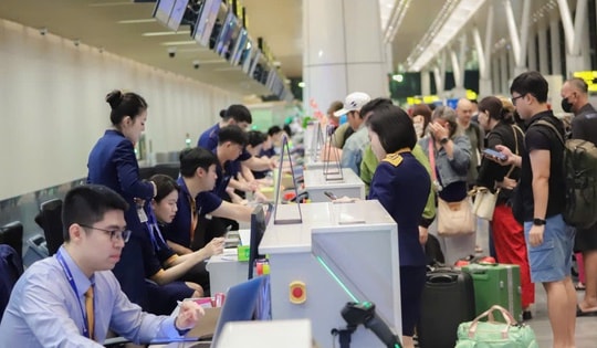 Trưa 29 tháng Chạp, vé máy bay Tết từ TPHCM đi Hà Nội giảm mạnh