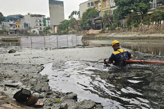 Công nhân ngâm mình trong nước bẩn, nạo vét cống, sông Hà Nội ngày 29 Tết