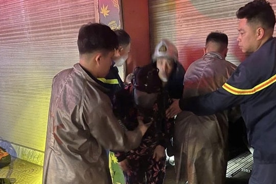 Giải cứu 3 người mắc kẹt trong vụ cháy ở Hà Nội rạng sáng 29 Tết
