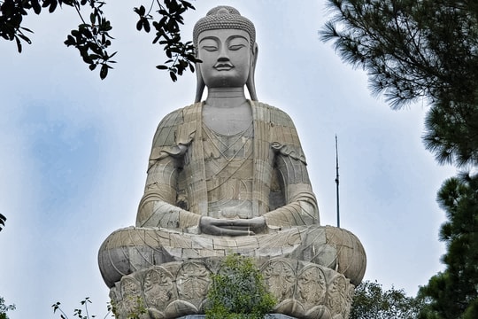 Chiêm bái tượng Phật A Di Đà 3.000 tấn bằng đá xanh tại ngôi chùa nghìn năm tuổi