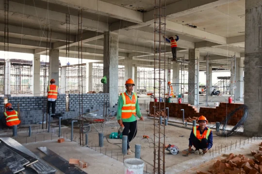 Không khí làm việc sôi động ngày Tết tại công trường hơn 3.300 tỷ đồng ở Cà Mau