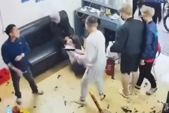 Khởi tố nhóm đối tượng dùng hung khí vào quán cắt tóc đánh người để đòi nợ
