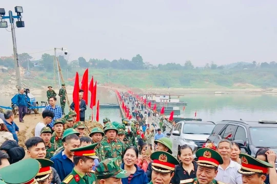 Thông xe cầu phao Đoan Hùng bắc qua sông Lô tại Phú Thọ