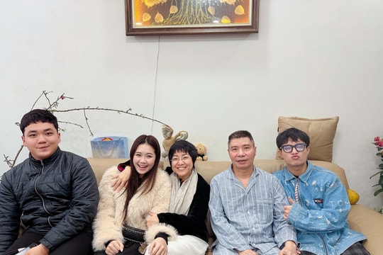 MC Thảo Vân và con trai tới thăm NSND Công Lý ngày cuối năm