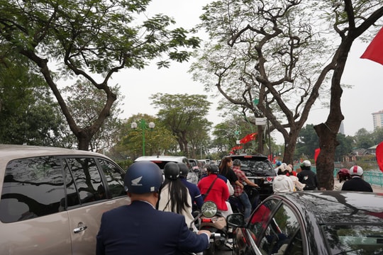 Mùng 1 Tết ở Hà Nội: Có một con đường tắc cứng từ sáng sớm, nhìn thôi đã thấy nô nức