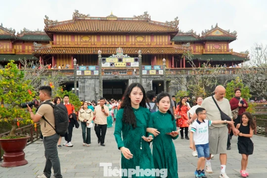Du khách ùn ùn ‘xông đất’ Đại nội Huế