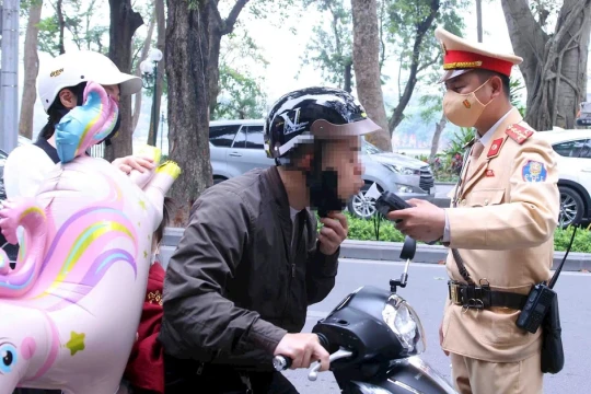 CSGT Hà Nội đồng loạt kiểm tra, xử lý vi phạm nồng độ cồn