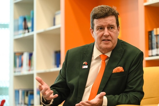 GS.TS Rick Bennett: “Người phương Tây cũng ghen tị với Tết Việt”!