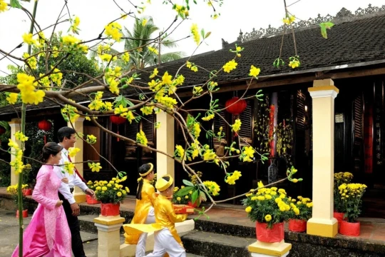 Tục xông đất đầu năm: Khát vọng 'đi nhanh, vươn xa'