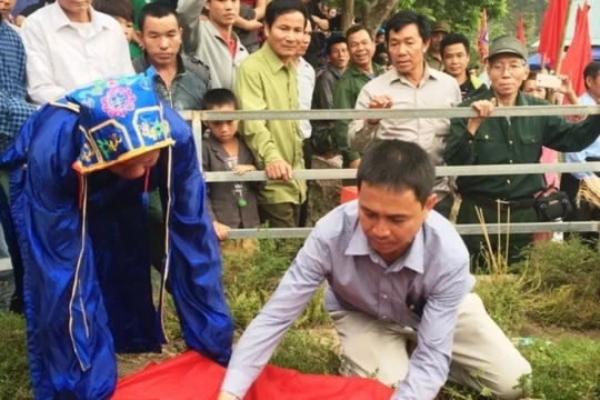 Độc đáo tục rước ‘đá thiêng’ xin vía đầu năm ở Thanh Hóa