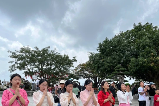 Hàng nghìn người vãn cảnh chùa Linh Ứng Đà Nẵng đầu năm mới