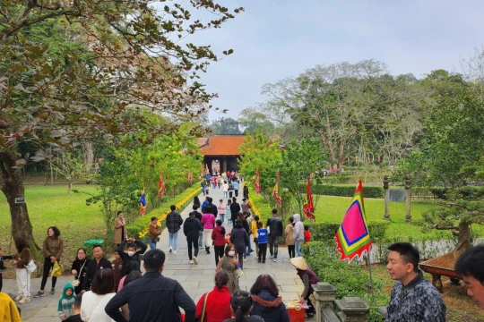 Người dân nô nức đi lễ, du xuân đầu năm mới