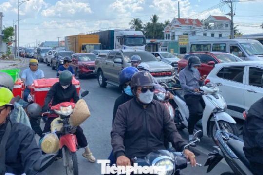 Người dân ùn ùn quay trở lại TPHCM chiều mùng 4 Tết, quốc lộ, cao tốc chật kín phương tiện