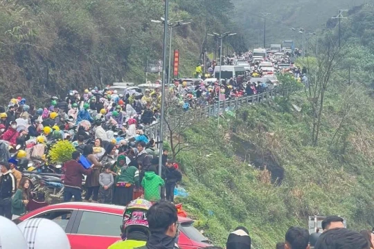 'Thất thủ' đường lên Tây Bắc du xuân