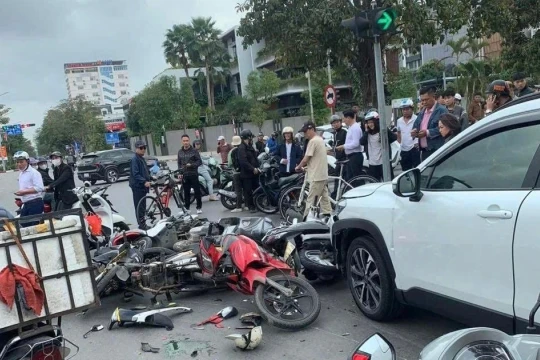 Tài xế ô tô 62 tuổi nghi đạp nhầm chân gây tai nạn cho 12 xe máy đang chờ đèn đỏ ở Hải Phòng