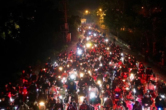 Yên Tử thất thủ, kẹt cứng từ 4h sáng: Du khách đông nghịt, ai cũng cầm 1 chiếc gậy trong tay