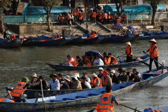 Chùa Hương đón hàng vạn du khách trước ngày khai hội