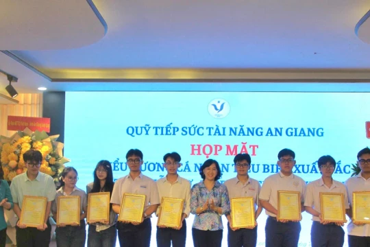 Quỹ Tiếp sức tài năng An Giang khen thưởng, hỗ trợ cho 239 cá nhân tiêu biểu