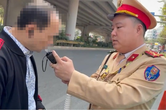 CSGT Hà Nội xử phạt hàng trăm tài xế "dính cồn"