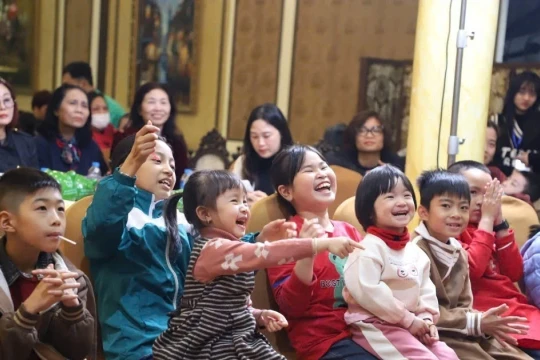 Nâng bước nụ cười mong manh bằng tình người bền bỉ