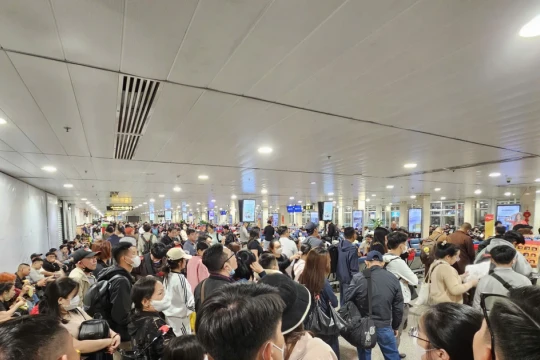 Tân Sơn Nhất đón lượng khách đông chưa từng có vào mùng 6 Tết