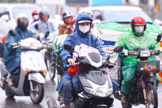 Đội mưa gió, dòng người ùn ùn đổ về Thủ đô sau kỳ nghỉ Tết