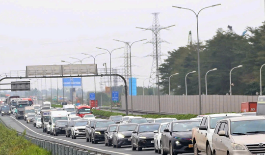 Người dân ùn ùn trở lại Thủ đô trong ngày cuối dịp nghỉ Tết Bính Ngọ