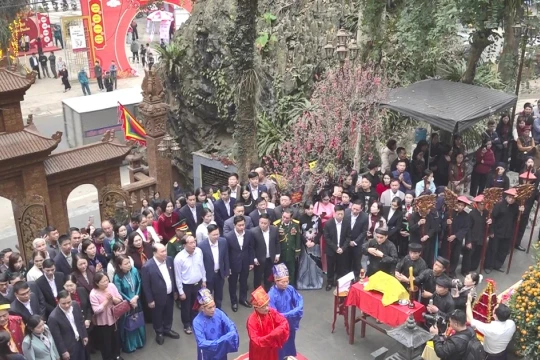 Rộn ràng Lễ hội Đền Đuổm