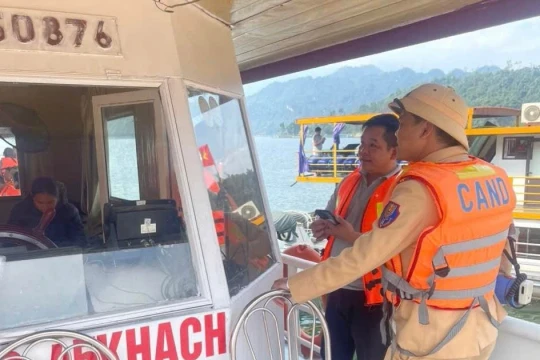 Phú Thọ xử lý nhiều trường hợp vi phạm an toàn giao thông trên lòng hồ Sông Đà