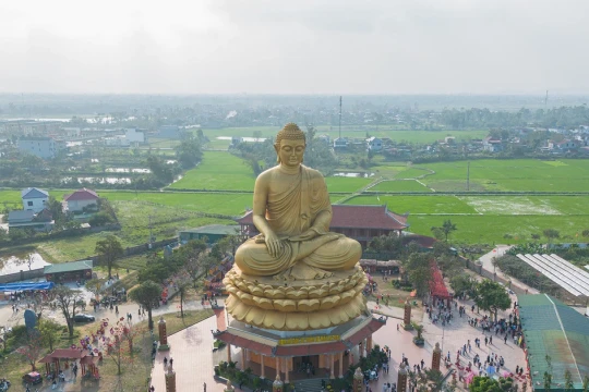Hàng vạn người đổ về ngôi chùa có tượng Phật lớn nhất Bắc Trung Bộ