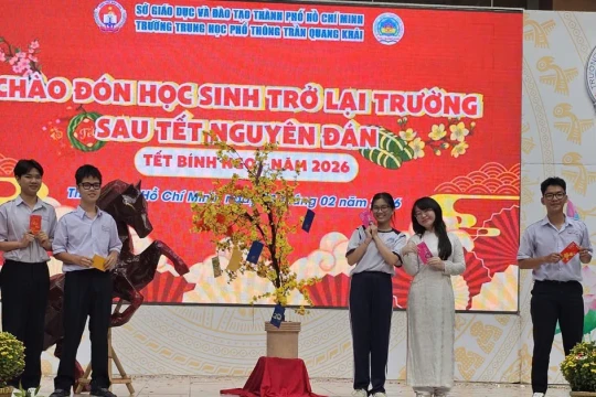 Lì xì đầu Xuân tiếp thêm hứng khởi cho học sinh TPHCM ngày trở lại trường